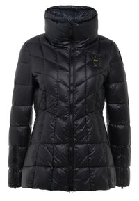 Veste matelassée noire pour femmes avec col haut, fermeture éclair frontale et poignets zippés, ornée de petites écussons sur la poitrine et la manche.