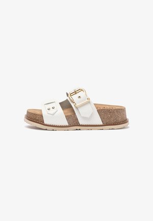 Weißer Rutschsandal mit strukturiertem Obermaterial, goldener Metall-Schnalle und gepolstertem Korkfußbett. Verfügt über eine Gummisohle für besseren Halt.