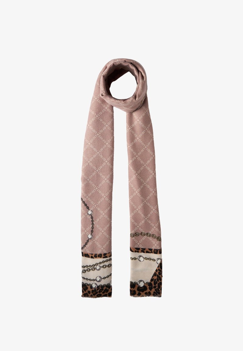 Bufanda marrón claro con un pequeño patrón de texto repetido, decorada con diseños de cadenas y joyas, y acentos de estampado de leopardo en los extremos.