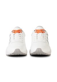 Paire de chaussures de sport blanches avec des lacets orange et des détails latéraux gris, vues de face sur un fond blanc.