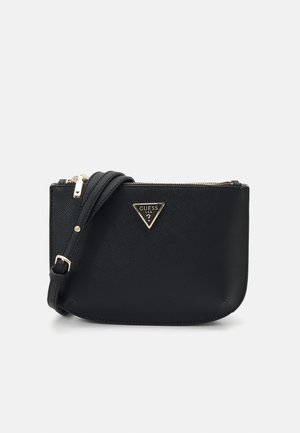 Borsa a tracolla nera in materiale sintetico texturizzato, con un logo triangolare in tono oro e chiusura con zip. Inclusa tracolla regolabile.