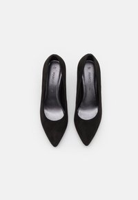 Ein Paar schwarze, spitz zulaufende Wildleder-High Heels für Damen, Größe 37, von oben auf einem weißen Hintergrund betrachtet.