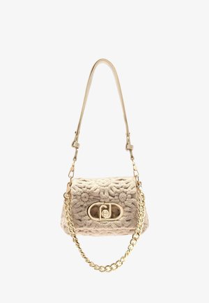 Bolso de mano texturizado en beige con un patrón floral en relieve, herrajes dorados, una cadena y correa de cuero, y un cierre ovalado a presión.