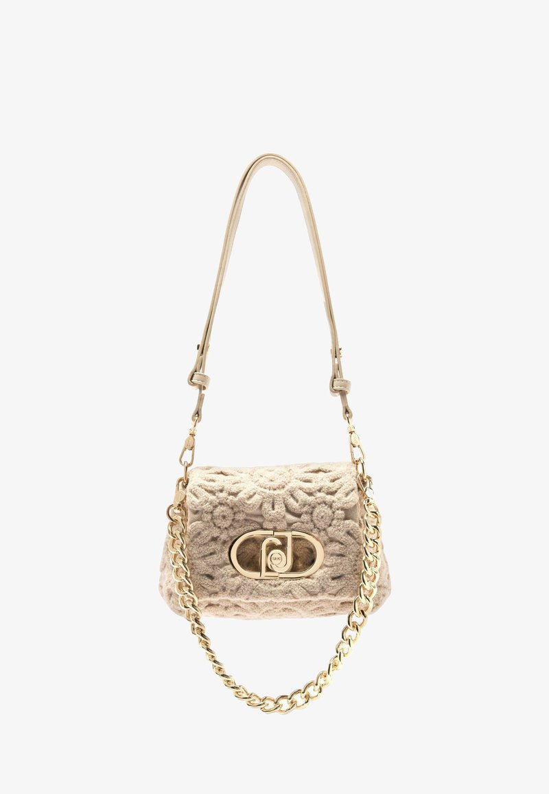 Sac à main beige texturé avec un motif floral en relief, quincaillerie dorée, une chaîne et une bandoulière en cuir, et une fermeture à tourniquet ovale.