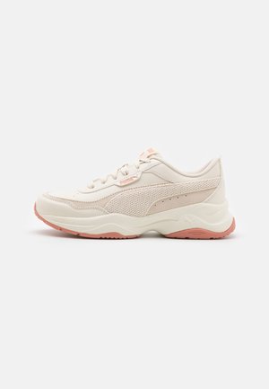 Baskets Puma beige et rose clair avec détails en mesh et daim, fermeture à lacets et semelle épaisse, vues de côté sur fond blanc.