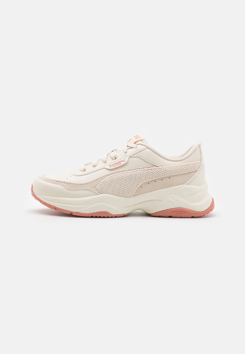 Baskets Puma beige et rose clair avec détails en mesh et daim, fermeture à lacets et semelle épaisse, vues de côté sur fond blanc.