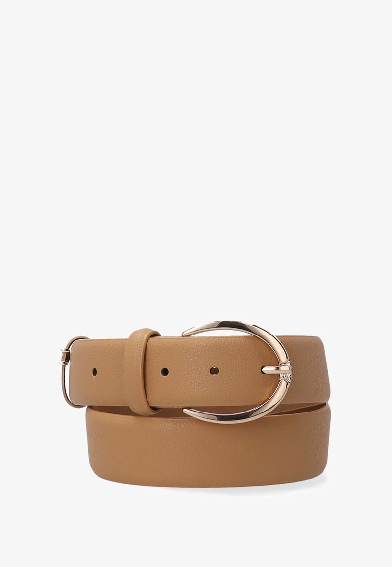 Béžový kožený opasek s jemnou texturou, vybavený kulatou kovovou sponou ve zlatém odstínu a nastavitelným upínáním s více dírkami.