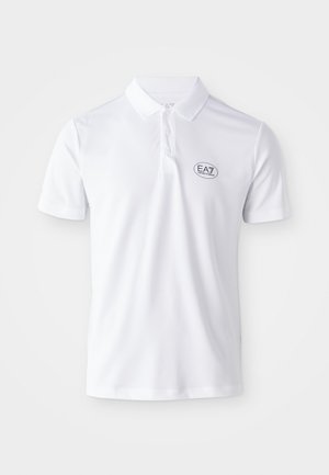 Balts polo krekls, kas izgatavots no gludas auduma, ar trīs pogu apdari un apaļu EA7 logo kreisajā krūtī. Īsas piedurknes.