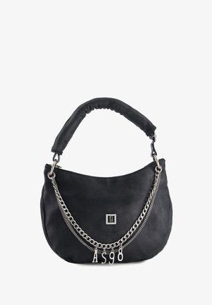 Černá kožená kabelka s zakřiveným tvarem, vybavená polstrovanou rukojetí a stříbrnými řetězovými detaily. Na kabelce visí detail "AS98".