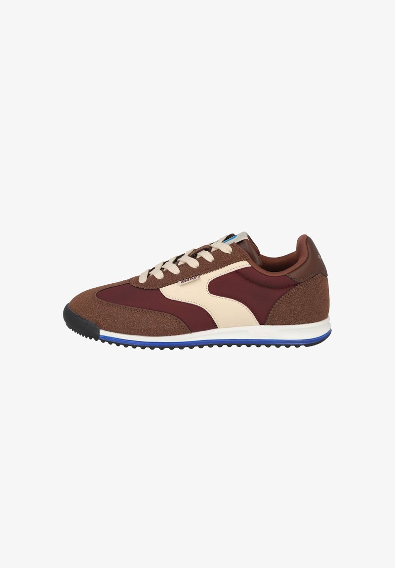 Zapatilla marrón y marrón oscuro con una franja lateral beige, suela blanca con borde azul y cordones beige, mostrada de lado sobre un fondo blanco.