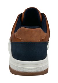 Braune und marineblaue Sneaker mit strukturiertem Lederobermaterial, gepolstertem Kragen und weißer Gummisohle. Mit kontrastierenden Nähten entlang der Nähte.