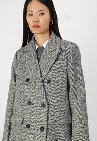 YAS YASPETRO LONG COAT - Klasični plašč - black/white/grey