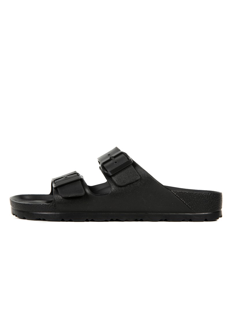 Sandales en caoutchouc noir avec deux sangles réglables, semelle intérieure texturée et semelle crantée pour une meilleure adhérence. Design minimaliste avec une silhouette plate.