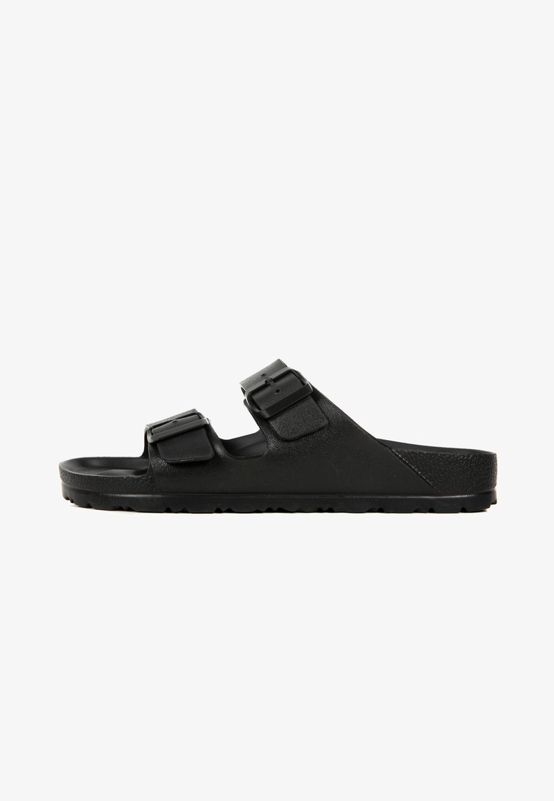 Sandales en caoutchouc noir avec deux sangles réglables, semelle intérieure texturée et semelle crantée pour une meilleure adhérence. Design minimaliste avec une silhouette plate.