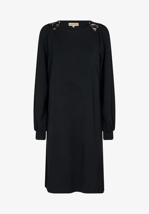 Robe noire à manches longues en tissu doux avec une coupe décontractée, présentant des accents en dentelle sur les épaules et des poignets froncés.