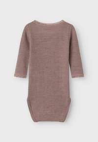 Långärmad bodysuit i en dämpad mauvefärg, med en texturerad tyg och spetsdetaljer runt halsen och ärmsluten. Snäppstängningar i nederkant.