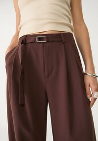 Stradivarius WIDE-LEG WITH BUCKLE DETAIL  - Pantaloni - dark brown