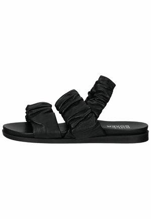 Sort flad slidesandal med to brede rynkede remme og en polstret sål.