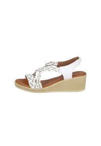 Sandalia cuña con tiras de textil trenzadas en blanco y gris, plantilla marrón y suela de cuña texturizada en tono beige claro. Sin herrajes visibles.