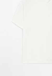 Hvid, kortærmet t-shirt lavet af blød bomuld. Har en rund halsudskæring og en lige søm, med en glat tekstur og ingen synlige mønstre.