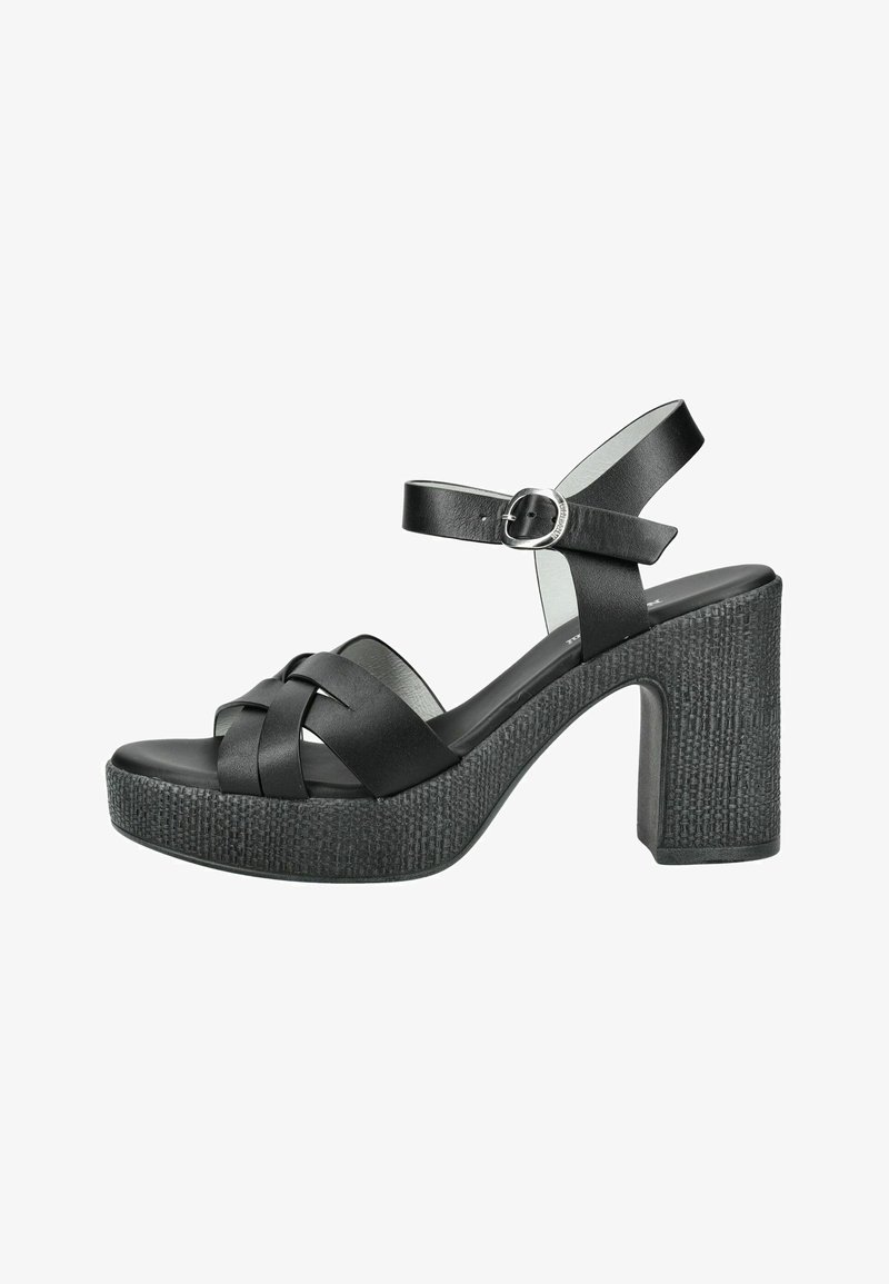 Sandale noire à talons hauts avec semelle plateforme tissée, brides en cuir croisées sur les orteils et bride ajustable à la cheville avec boucle argentée.