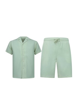 Korte mouwen overhemd met knopen en korte broek met elastische taille in lichtgroen met subtiele verticale strepen, getoond op een witte achtergrond.