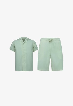 Korte mouwen overhemd met knopen en korte broek met elastische taille in lichtgroen met subtiele verticale strepen, getoond op een witte achtergrond.