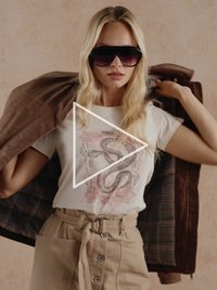 Valge t-särk roosa madu graafikaga, beež kõrge vöökohaga püksid vööga ja pruun seemisnahast jakk ruudulise voodriga, suured päikeseprillid.