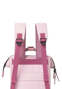 Rosa Rucksack mit gepolsterten Gurten und einem oberen Griff. Hergestellt aus einem Stoff mit glatter Textur und einem kontrastierenden dunklen Reißverschluss.