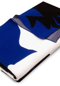 Abstrakcyjny ręcznik plażowy z niebieskim, czarnym i białym wzorem. Miękka tekstura z zagiętym brzegiem, prostokątny kształt i intensywne kolory.