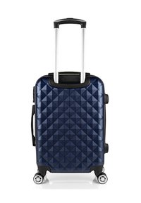 Maleta rígida de color azul marino con una superficie texturizada geométrica, mango retráctil, cuatro ruedas giratorias de 360° y mango lateral de transporte.