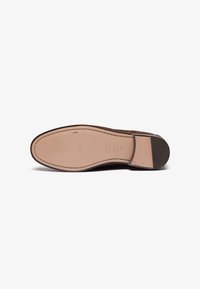 Braunes Leder-Schuhsohle mit einer glatten Oberfläche, ausgestattet mit einer gesteppten Kante und einer Gummikappe an der Ferse für zusätzliche Haltbarkeit.