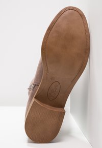 s.Oliver Botas mosqueteras - taupe