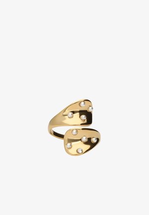 Goldfarbener offener Bandsring mit unregelmäßigen dreieckigen Enden, die jeweils mit mehreren kleinen weißen Perlen verziert sind.