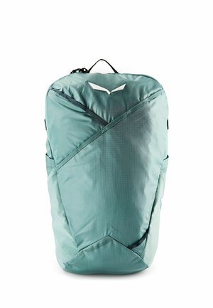 Grüner kompakter Rucksack mit einer diagonalen Reißverschlusstasche, Seitentaschen und einem dezenten Logo nahe der oberen Mitte.