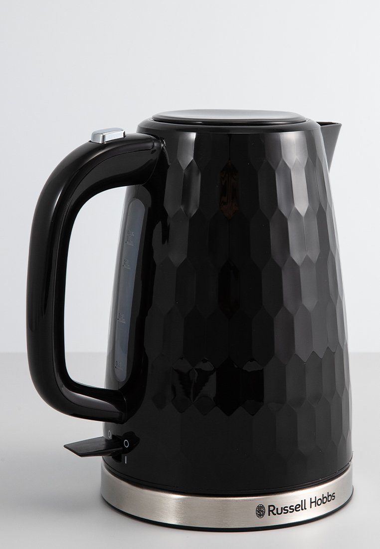 Schwarzer, hexagonal gemusterter Wasserkocher mit glänzender Oberfläche, einem gebogenen Griff und einem Edelstahlboden; verfügt über einen Wasserstandsindikator und einen Schalter.