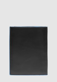 Zwarte leren portemonnee met blauwe stiksels. Rechthoekige vorm, gladde textuur en strakke randen. Eenvoudig ontwerp zonder zichtbare versieringen.