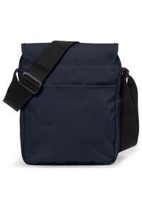 Námorně modrá taška přes rameno z texturované tkaniny, s nastavitelným černým nylonovým popruhem, překlopným víkem a přední kapsou bez uzávěru.