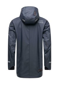 Vattentät mörkblå jacka med huva, långa ärmar och reflexdetaljer. Har en logotyp på den övre delen av ryggen och vid ärmsluten.