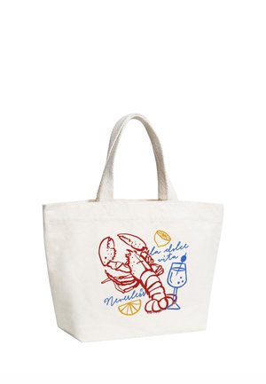 Weiße Tragetasche mit roter Hummer-Illustration, blauem Weinglas, Zitronenscheiben und blauem Text mit den Worten "la dolce vita" und "Nucaliss."