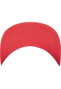 Rode baseballcap met vizier, gekenmerkt door een effengekleurige, gladde textuur en stiksels langs de randen. Geen aanvullende versieringen of patronen.