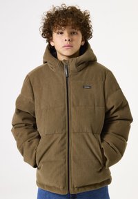 Braune Corduroy-Pufferjacke mit Kapuze, vertikal gerippter Textur, Front-Reißverschluss und Seitentaschen.