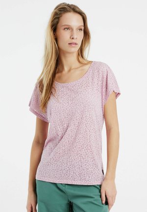 T-shirt rose à manches courtes avec un motif léopard, présentant une coupe décontractée et une texture lisse. Tissu léger, encolure ronde et fente latérale.
