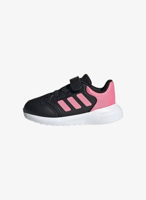 Czarne sportowe buty z różowymi siateczkowymi akcentami, trzema różowymi paskami, z rzepem i białą gumową podeszwą z teksturowanym wzorem.