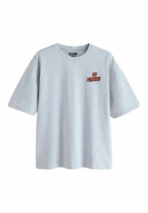 Tricou gri deschis, croială lejeră, cu mâneci scurte și inscripția "NO PARKING" în text portocaliu pe partea stângă a pieptului.