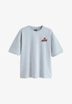 Hellgraues, leger geschnittenes T-Shirt mit kurzen Ärmeln und der orangefarbenen Aufschrift "NO PARKING" auf der linken Brust.