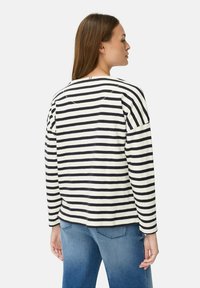Langsluitende gestreepte top met een marineblauw en witte patroon, voorzien van een ronde halslijn en een ontspannen pasvorm. Gemaakt van katoen, casual ontwerp.