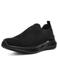 Schwarzer Slip-On-Sportschuh mit atmungsaktivem Strickobermaterial, strukturierter Sohle und Zuglasche an der Ferse, schräg dargestellt, um Seiten- und Vorderansicht zu zeigen.