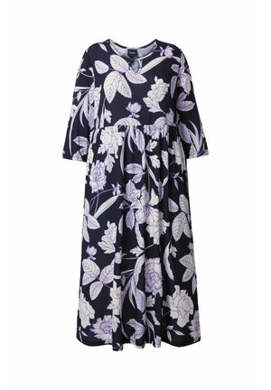 Bloemenjurk van marineblauwe stof met witte en paarse bloemenpatronen, ronde halslijn, driekwart mouwen en een losse A-lijn silhouet.