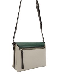 Torebka na ramię z kremowym korpusem, zieloną fakturowaną klapką i ciemnobrązowym paskiem, zamykana na zamek z ozdobą w postaci frędzla.